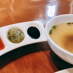 Town Restaurant - チリソース、生姜ソース、かなり濃いめの醤油？