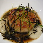 ロオジエ - 帆立貝のポワレ、黒トリュフ添え、ポテトのニョッキとオニオンのジュ、ジンジャー風味