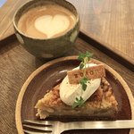 SOROR - 洋梨と黒糖のチーズケーキ
      カフェラテ
      850円(税込)