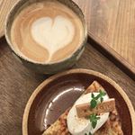 SOROR - 洋梨と黒糖のチーズケーキ
      カフェラテ
      850円(税込)