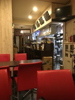 Baru Hige - 店内奥からの内観。アットホームな雰囲気