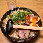 ラーメン工房　はっぴ - 半熟卵背脂ラー麺(¥790)大盛(+¥100)
      もやし(+¥100) 計¥990
      この店の背脂はしつこさが無いので食べやすい。優しい味のスープがさらにまろやかになっている。