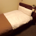 ドーミーイン姫路 - ベッドはシモンズ。