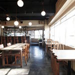 kong tong - 昼間は自然光がふんだんに入ります。