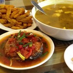 Nha Hang Cay Sua - フライドスイートポテト、鶏肉のスープ、川魚のトマト煮
