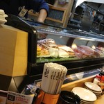 寿司居酒屋 や台ずし - カウンターのネタケース