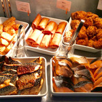 ドーミーイン姫路 - 焼き物、揚げ物コーナー。