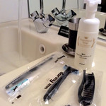 ドーミーイン姫路 - さて身支度をしますか。アメニティは必要十分。シェービングクリーム代りの泡タイプの洗顔・手洗フォームが置いてあるのも良い。