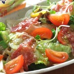 桜肉生ハムサラダ(Horse’s uncurled ham salad)