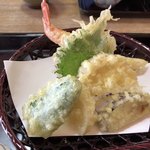 蕎麦切 ゆる里 - 海老、大葉、さつまいも、ナスビ、レンコン、ピーマン、椎茸は大葉の後ろに隠れています。全７種類。