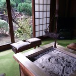 ステーキの店徳庵 - ここで席に通されるのを待ちます