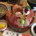 ランチの生ちらし大盛・小鉢・味噌汁付き 