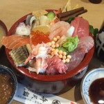 弁天鮨 - ランチの生ちらし大盛・小鉢・味噌汁付き 