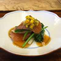京都和久傳 - ヨコワの刺身、とんぶり、菊の花、ほうれん草