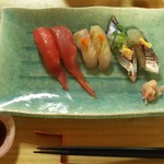 海さくら - 食事物、握り。右から、アジ、サンマ、タイ、 マグロ。