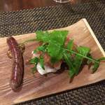 サラマンジェ ド ヨシノ - 鹿肉のソーセージと生ハムと柿のラビオリ風