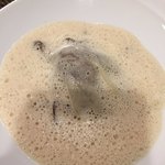 サラマンジェ ド ヨシノ - イノシシの肉を網脂で包んで焼いたものにキノコ風味のクリームのエスプーマが・・