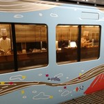 西武 旅するレストラン 52席の至福 - シェフが前菜を料理中