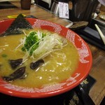 博多一幸舎 慶史 - 豚骨ハイブリッドラーメン６８０円。

スープは鶏と豚骨をあわせてあるので臭みが少なく旨みのあるさすがに福岡の任期新鋭店と思わせる味わいです。