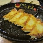 博多一幸舎 慶史 - 餃子５個２５０円。

中にコリッとした食感のナンコツ？が入れてあって表面はカリッとして中はモチモチジューシーな一口餃子です。