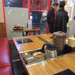 博多一幸舎 慶史 - 店内のテーブルやカウンターにはつけ麺用のタレの為にＩＨヒーターが用意してありました。