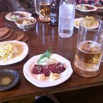 杉田もつ肉店 - 二階宴会場にて、レバ刺しとホッピー