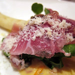 茹で上げ白アスパラ、ほろ苦い春の味をオレンジマヨネーズソースで、ふわり生ハムを添えて