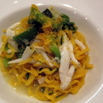 サフランのタリオリーニ、キラキラからすみを浴びて踊る白魚