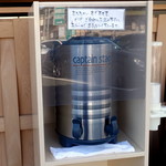 うなぎ亭 友栄 - 待合にある麦茶サービス