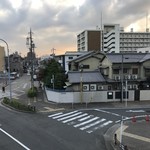 歩道橋からお店を撮影