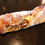 Boulangerie Kawamura - フィグと木の実のクリームチーズ包み（168yen）