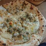 PIZZA NAPOLETANO CAFE - ボンゴレとホワイトソース。あさりいっぱい。