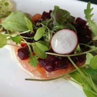 THE COSMOPOLITAN GRILL BAR TERRACE - サーモンの旨味に甘く瑞々しいビーツ、なめらかでフルーティな洋梨クリームがマッチ