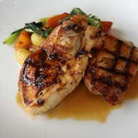 THE COSMOPOLITAN GRILL BAR TERRACE - ドーンと大きな骨付きチキンが2本、京都産チキンのチャーグリル（炭火焼き）