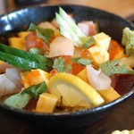 魚魚亭 - 宝石を散りばめた様な海鮮丼1200円くらい？