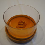 甘い人参のエスプーマ 生うにとコンソメのゼラティーナ