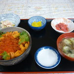 津軽海峡亭 - 二色丼（ウニとイクラ） 味噌汁、小鉢２品、たくあんが付きます