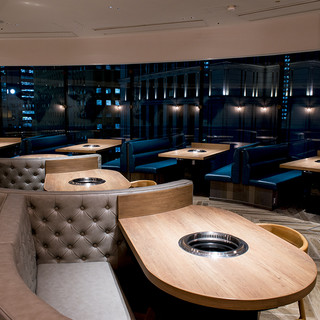 2名掛けのソファー席。横並びです。