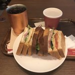 上島珈琲店　 - 厚切りベーコンのクラブハウスサンドのセット。
      税込1000円。
      美味し。