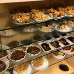 ふじ - 陳列棚に並ぶのは作り置きのメインおかず