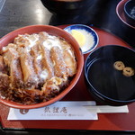 狐狸庵 - カツ丼にはお吸い物とお漬物が付属