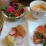 カフェ&キッチン ケイ - 前菜  人参のポタージュ、  サーモン、  イカ、  サラダ