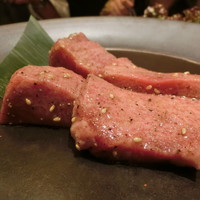 焼肉トラジ 大阪ヒルトンプラザ ウエスト店 - トラジの生タン塩　2種盛