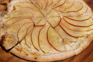 Matai Kicchin - りんごのピザ
