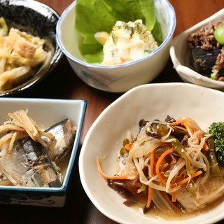 大女将の味と、女将の繊細な味が際立つ本日の小鉢料理
