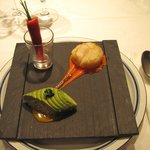 シャトン - 炭のプレート　ビーツのクレープ・ホタテのソテー・アボカドとタラバ蟹のサラダ盛り