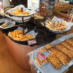 サンサンパン工房 - アップルパイや塩パンなど人気商品がお店の真ん中に並んでいました。