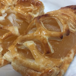 サンサンパン工房 - りんごの半玉が、スライスせずまるまま入っています。