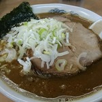 らーめん 萬亀 - ブレンド醤油チャーシュー増し。このデカいのが5枚！