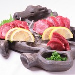 馬刺しと焼き鳥 グルマン三年坂 - 